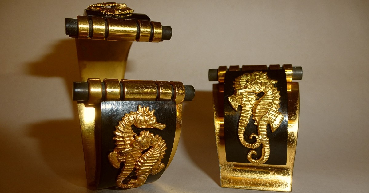 French-Art Deco-bakelite-gilt-seahorse-bangle-clip